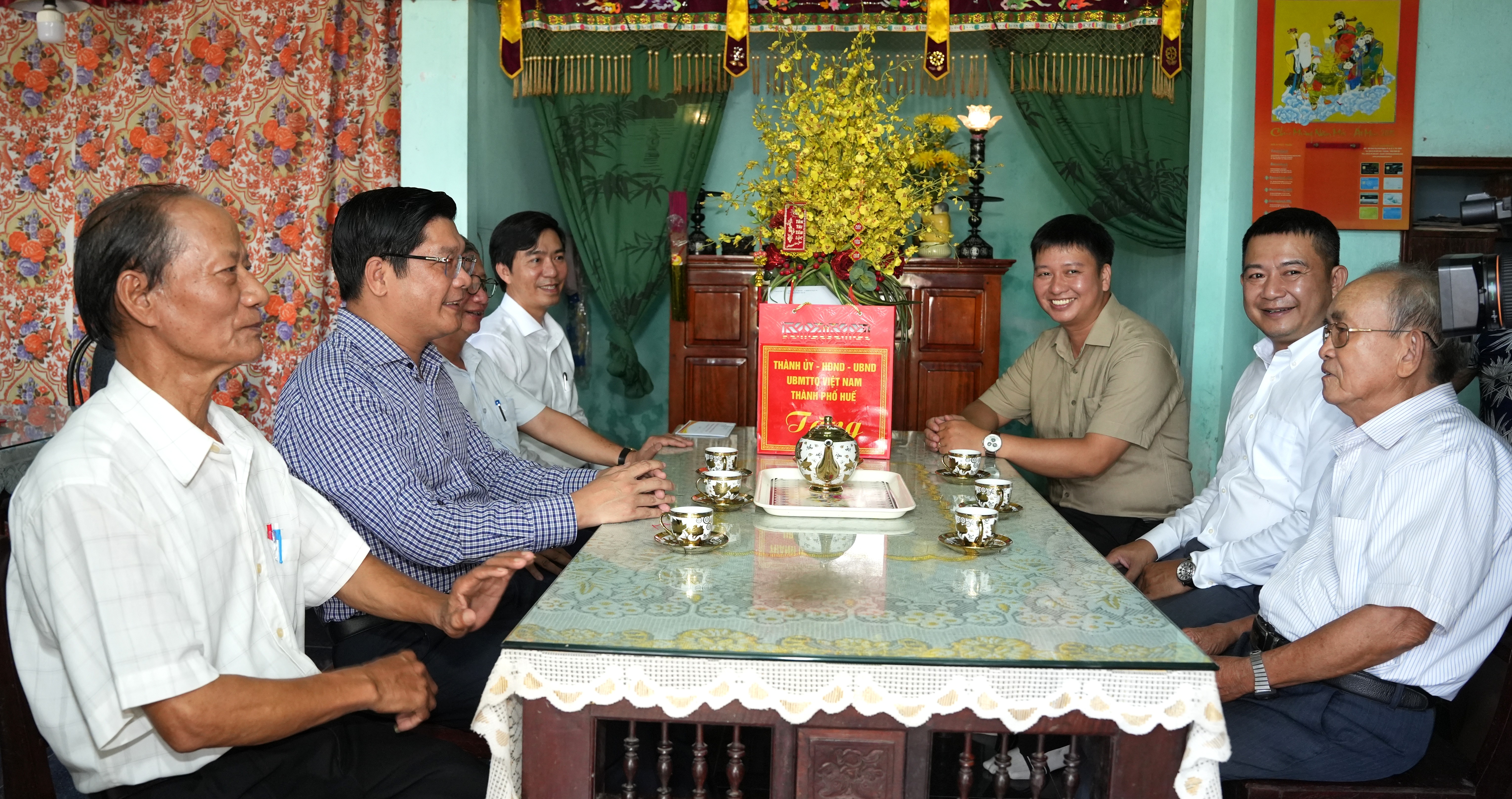 Đồng chí Nguyễn Chí Tài thăm các gia đình chính sách và dâng hương tại Nhà bia ghi danh liệt sĩ phường Dương Nỗ