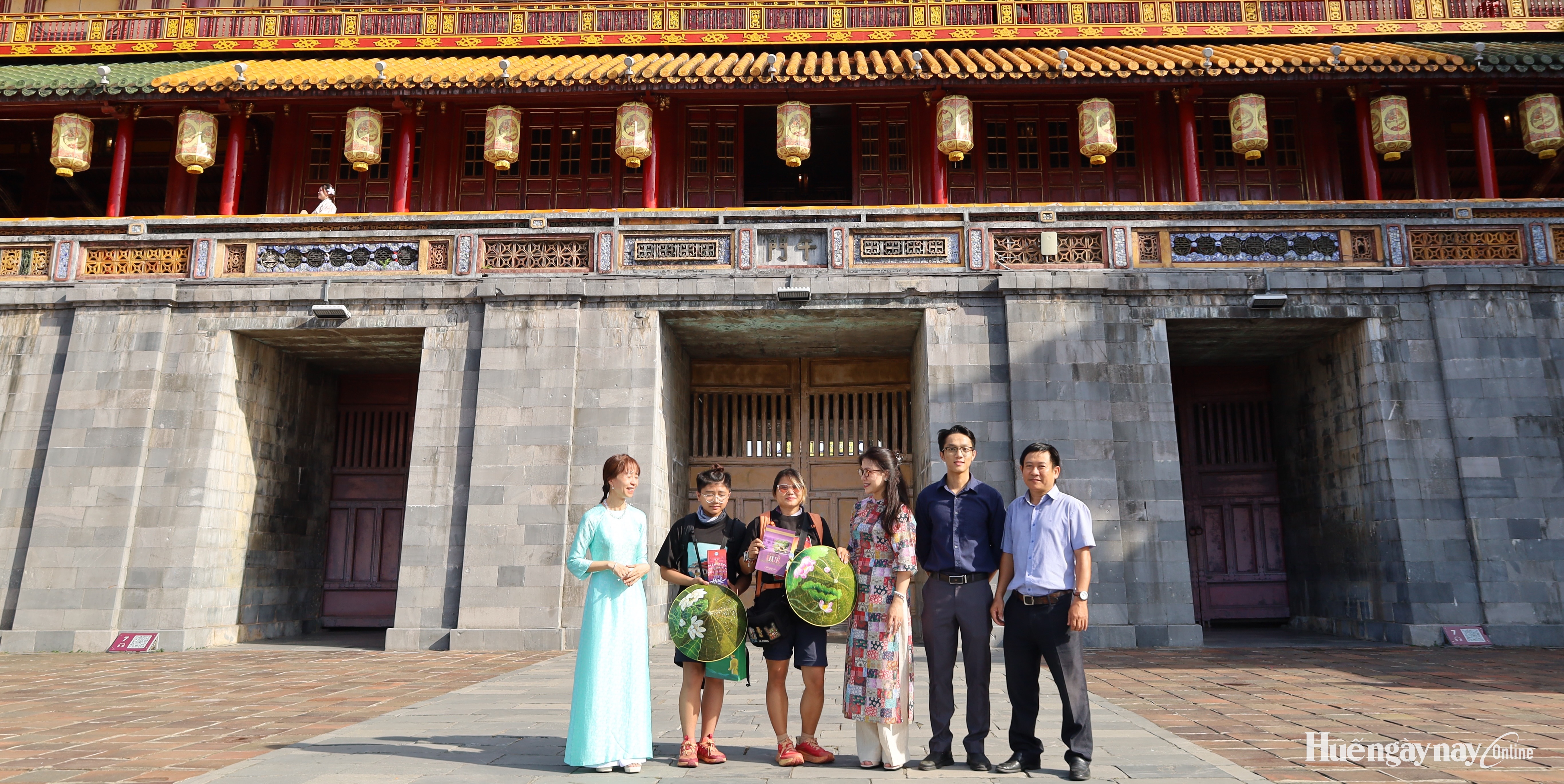 Tặng quà cho hai mẹ con du khách đi bộ 790 km từ Hà Nội vào Huế