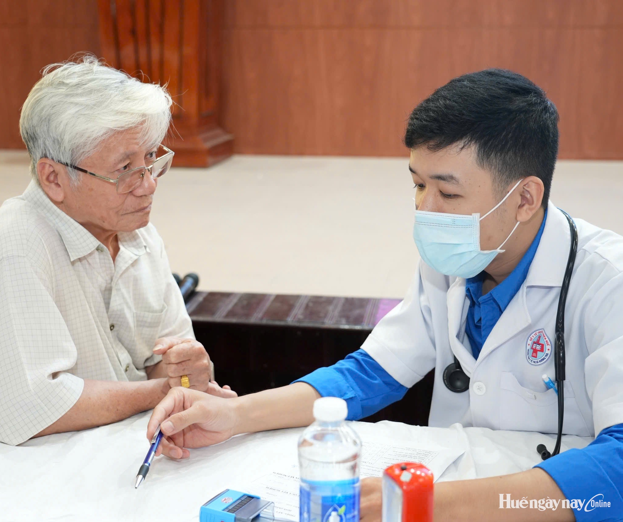 Khám, cấp phát thuốc miễn phí cho 200 người có công ở Hương Trà