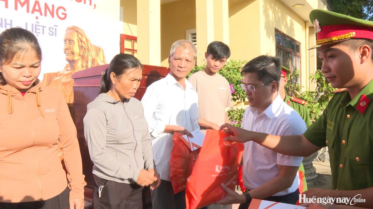 Trao 180 phần quà tri ân người có công