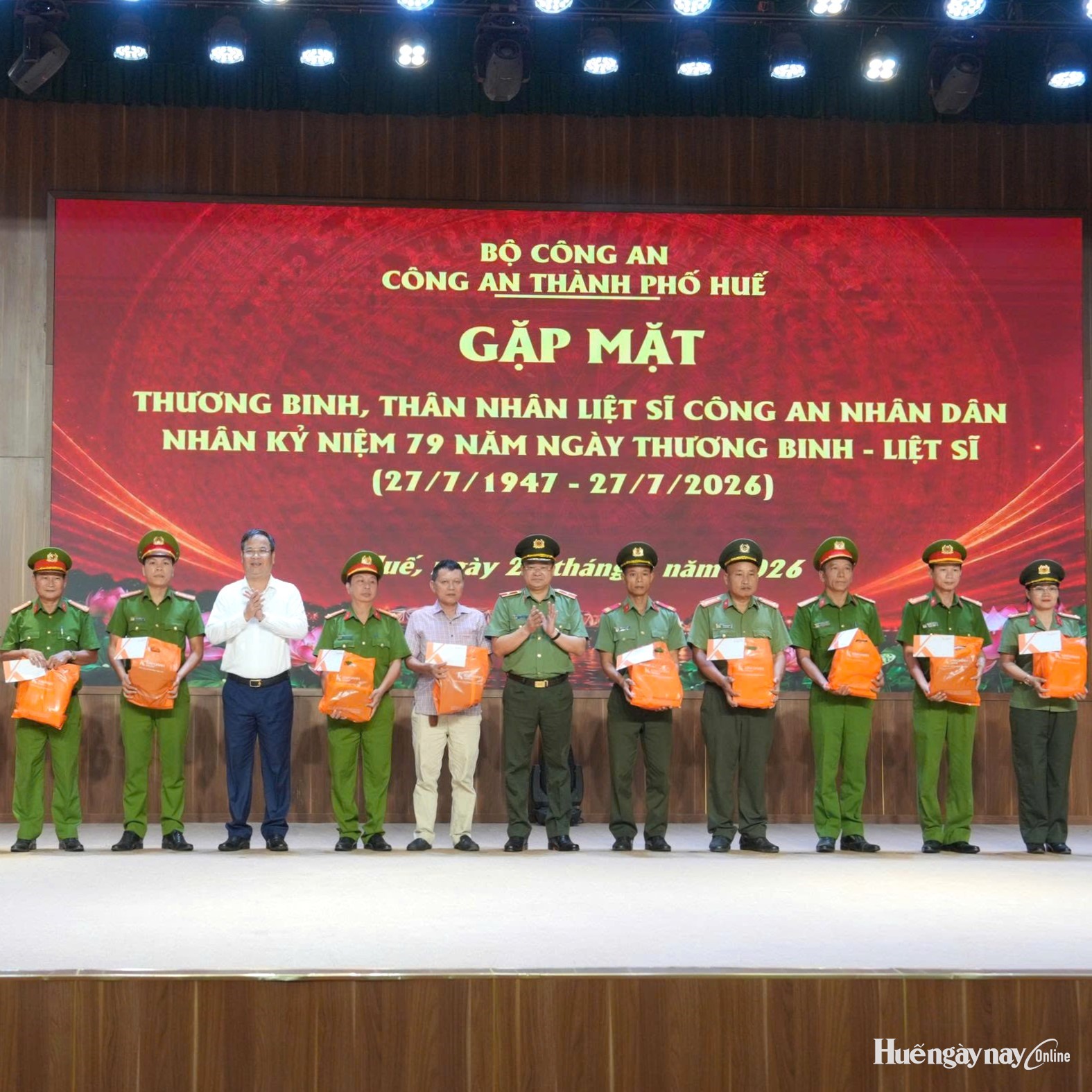 Gặp mặt, tặng quà thương binh và thân nhân liệt sĩ trong lực lượng Công an nhân dân
