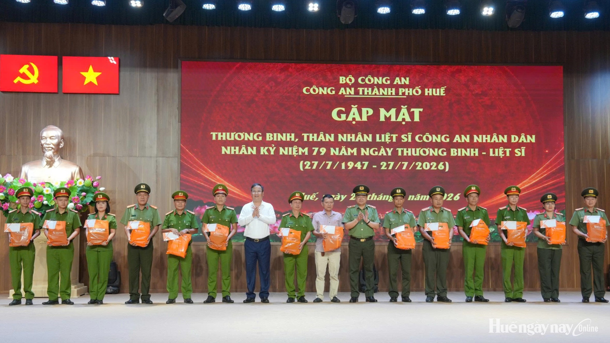 Gặp mặt, tặng quà thương binh và thân nhân liệt sĩ trong lực lượng Công an nhân dân