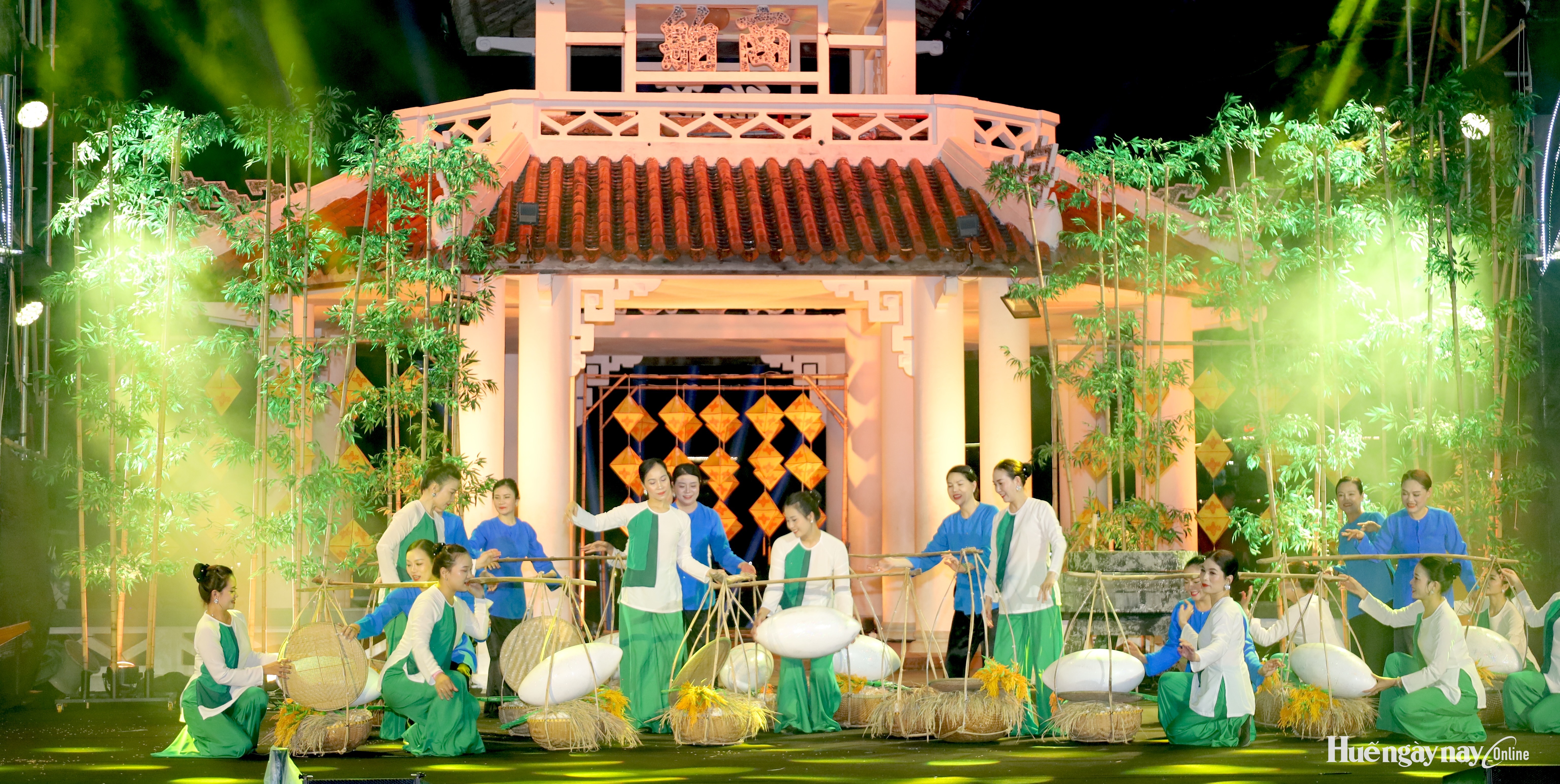 Kể chuyện về bún bò Huế qua show diễn nghệ thuật