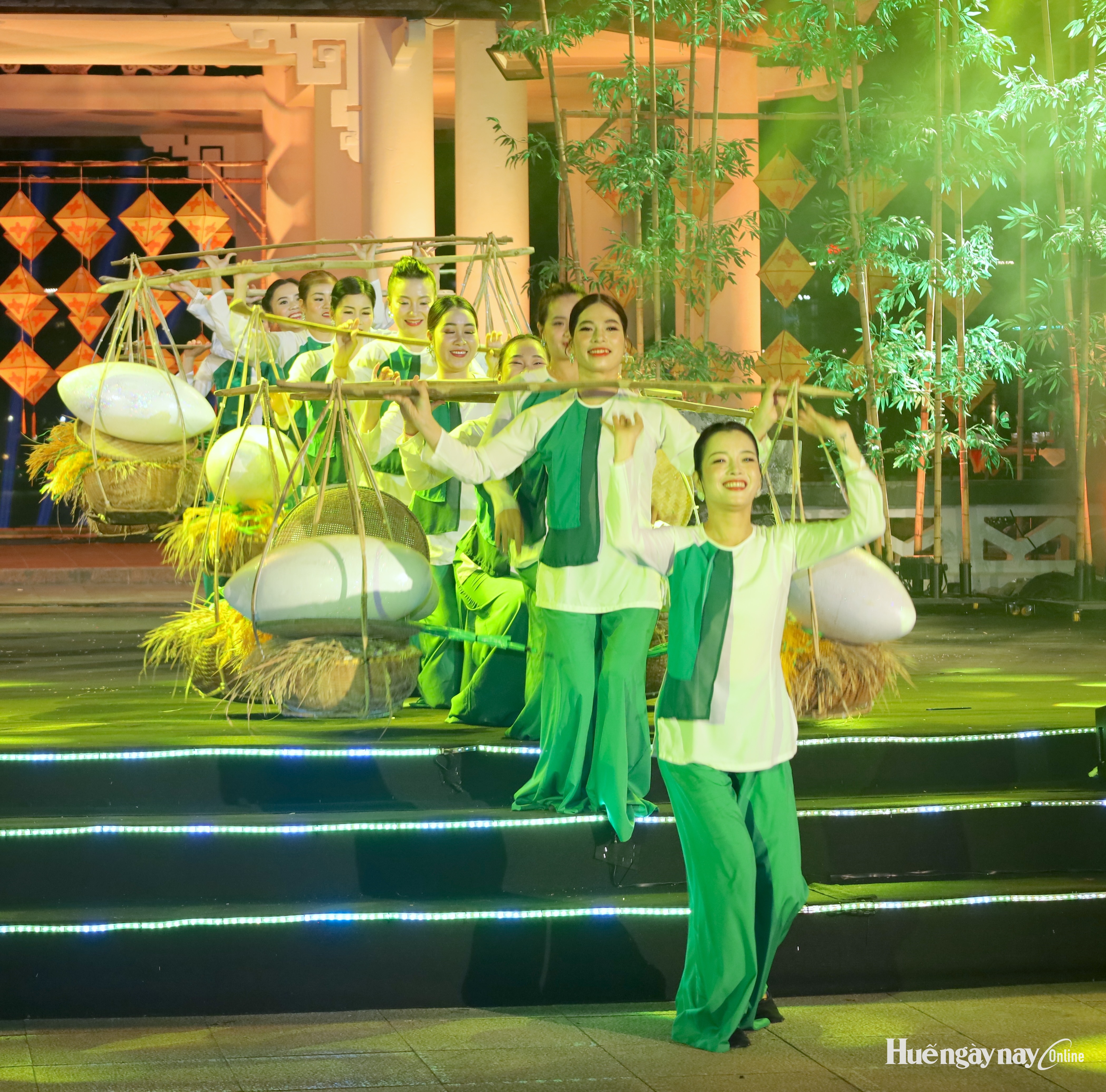 Kể chuyện về bún bò Huế qua show diễn nghệ thuật