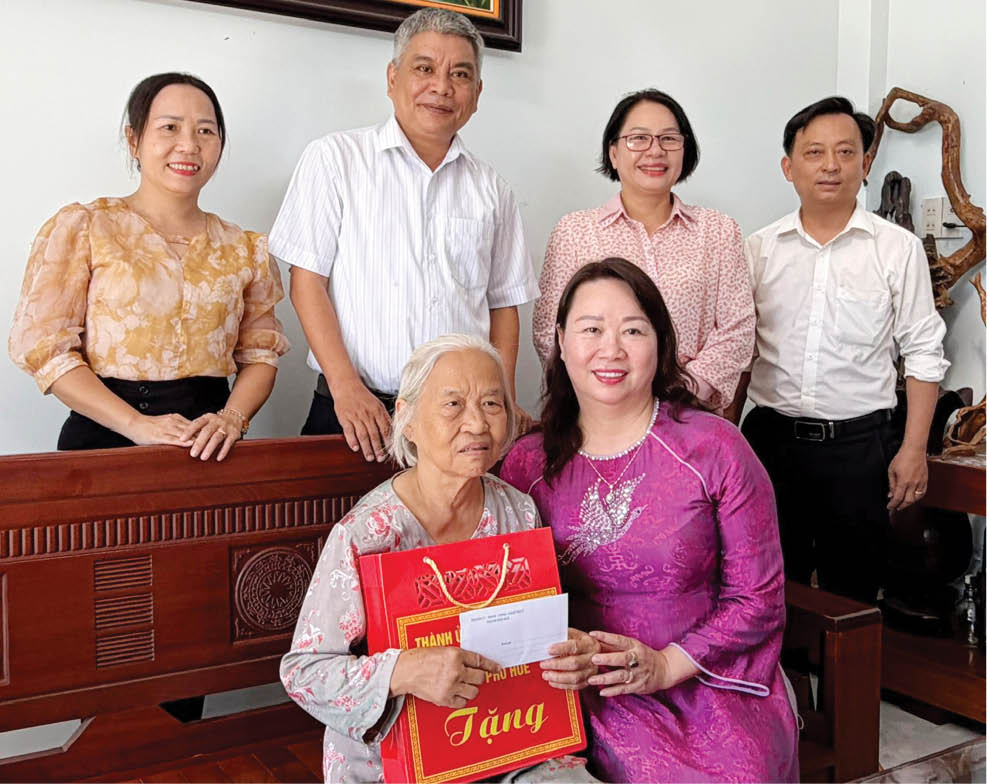 Tháng Bảy bên Mẹ