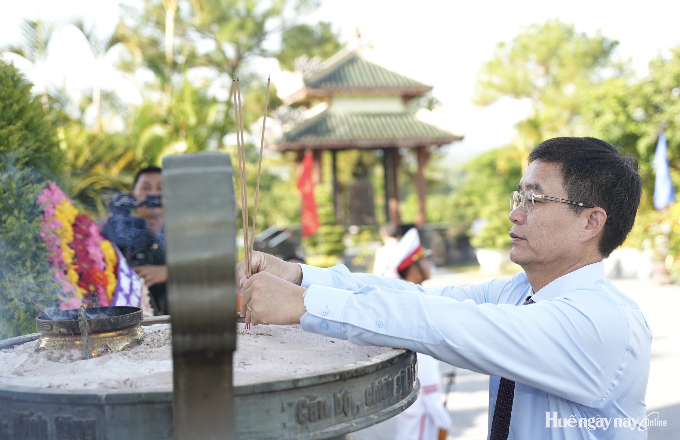 Lãnh đạo thành phố dâng hương, dâng hoa tri ân các Anh hùng liệt sĩ