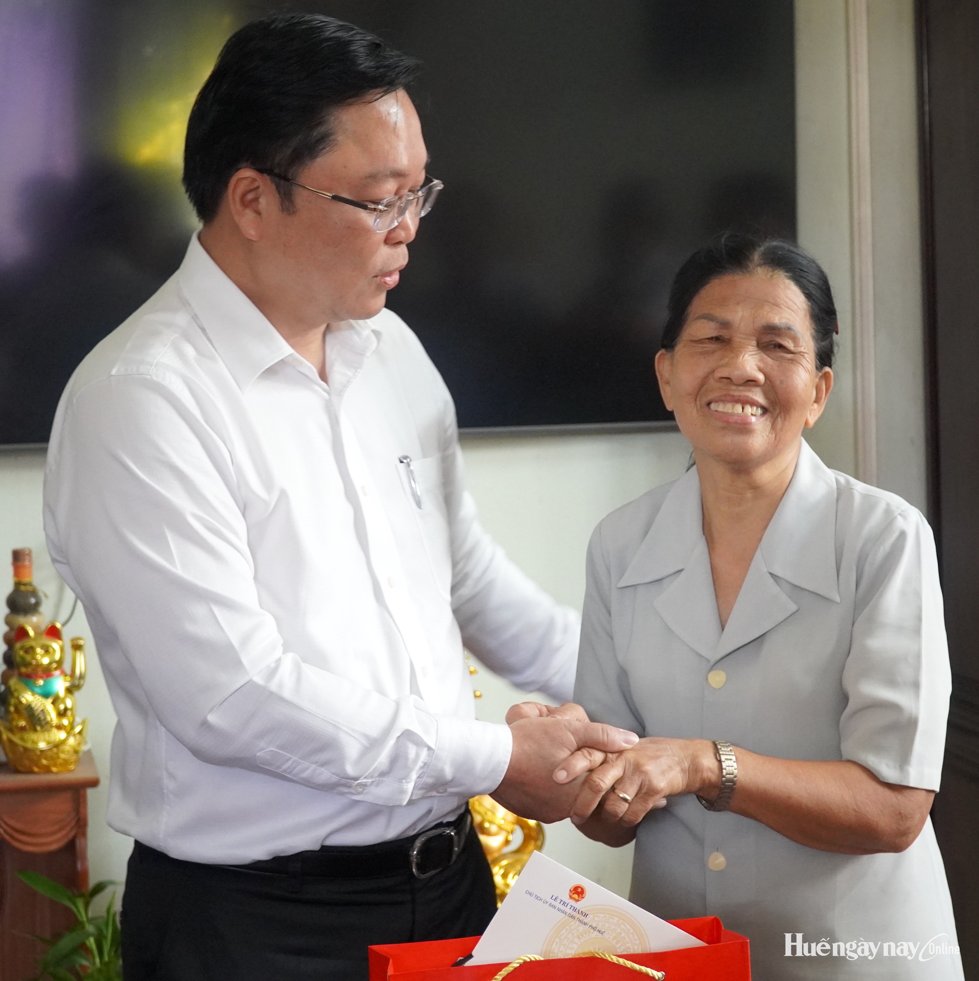 Chủ tịch UBND thành phố Lê Trí Thanh thăm, tri ân các gia đình người có công