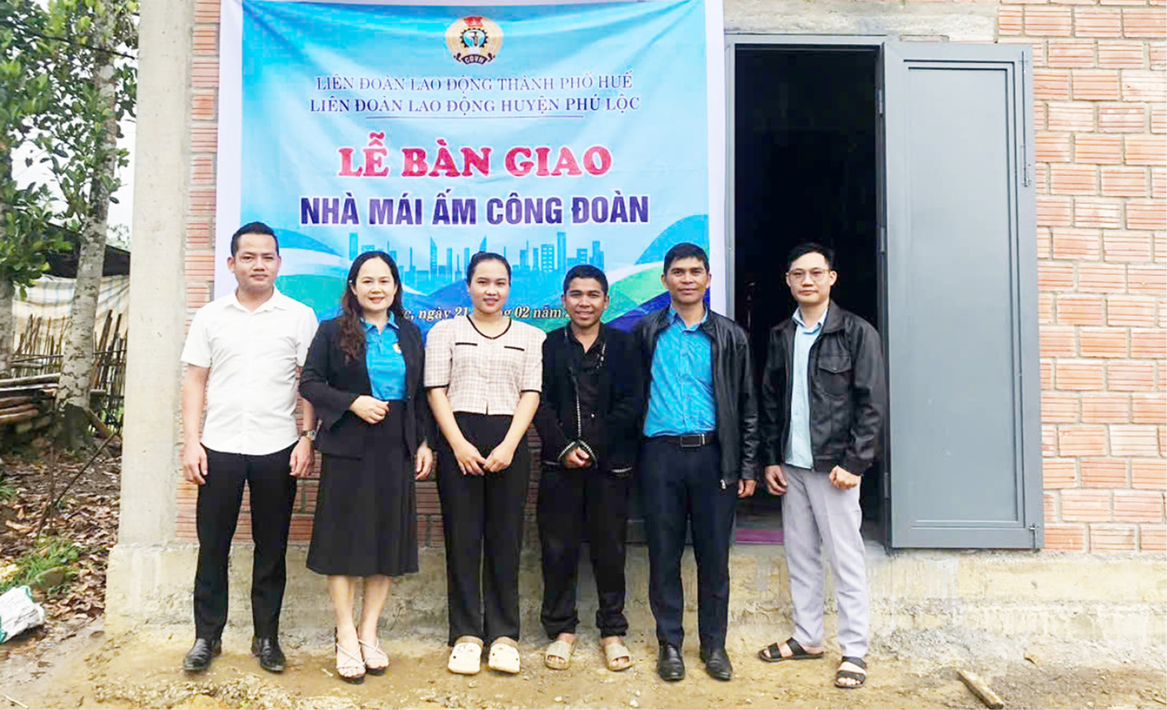 Rời bản làng khoác áo công nhân