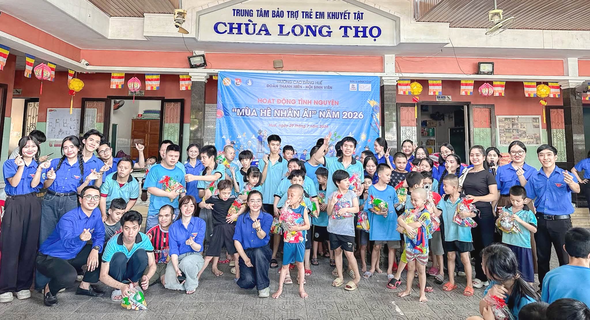 Tuổi trẻ Trường Cao đẳng Huế mang “Mùa hè nhân ái” đến với trẻ em khuyết tật