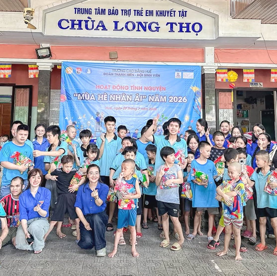 Tuổi trẻ Trường Cao đẳng Huế mang “Mùa hè nhân ái” đến với trẻ em khuyết tật