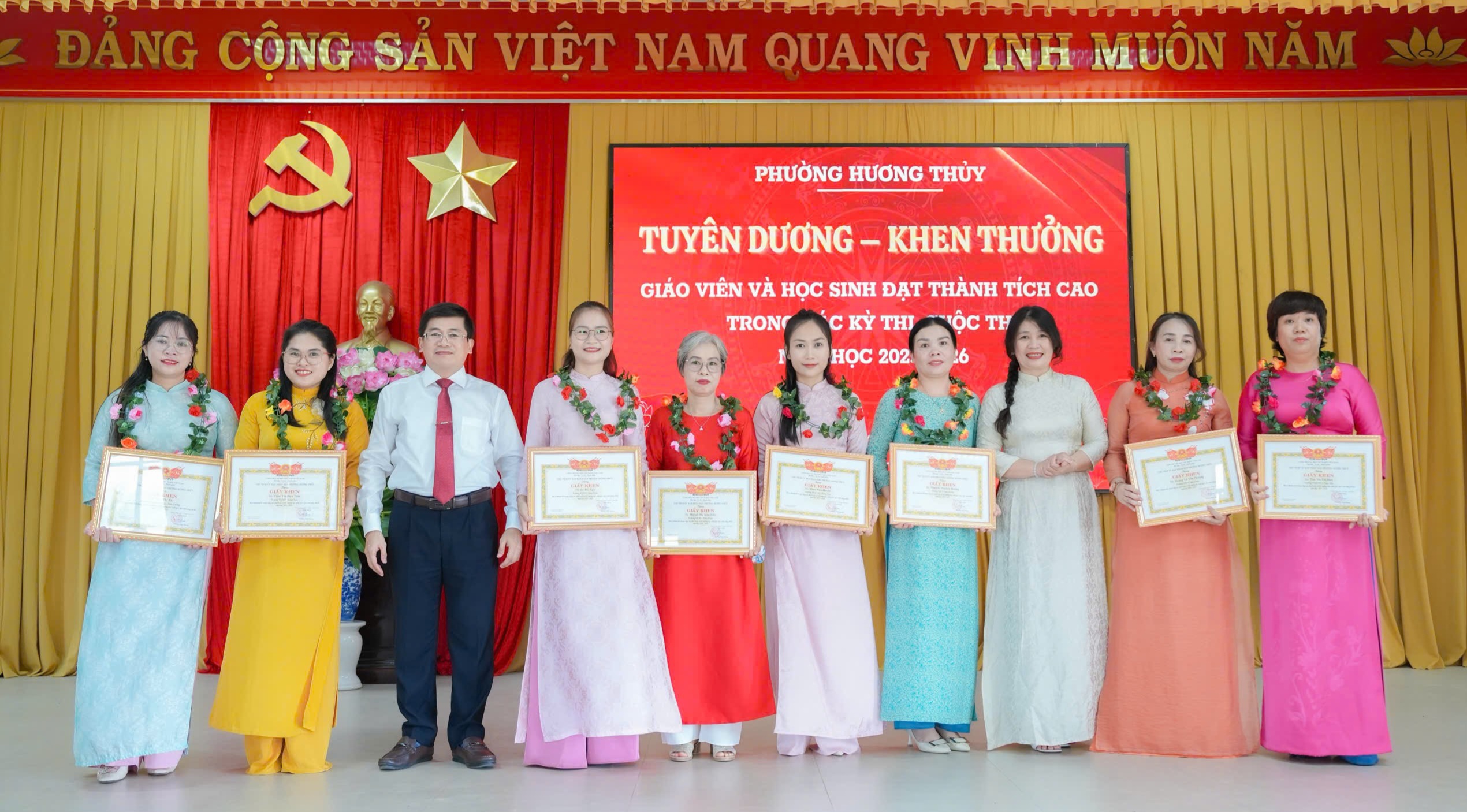 Hương Thủy tuyên dương, khen thưởng giáo viên, học sinh đạt thành tích cao năm học 2025-2026