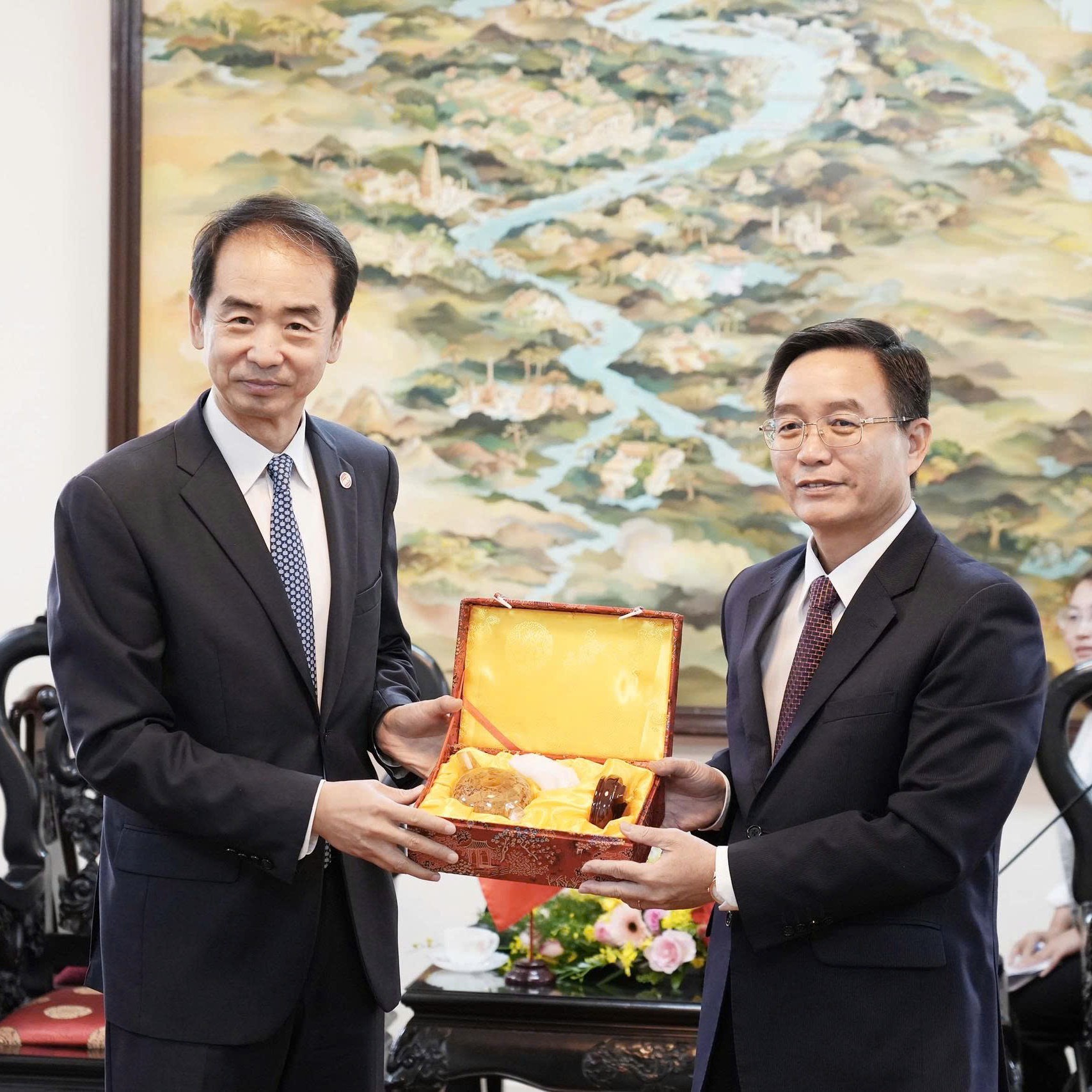 Bí thư Thành ủy Nguyễn Đình Trung tiếp xã giao Đại sứ đặc mệnh toàn quyền nước Cộng hòa nhân dân Trung Hoa tại Việt Nam