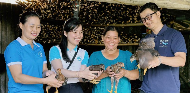Trao sinh kế cho hội viên phụ nữ khó khăn