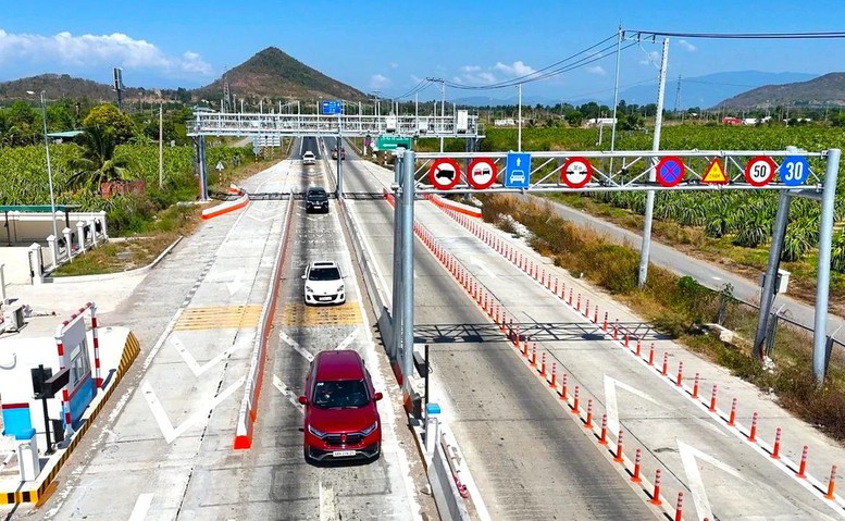 Bộ Xây dựng trả lời về chênh lệch phí đi cao tốc và quốc lộ