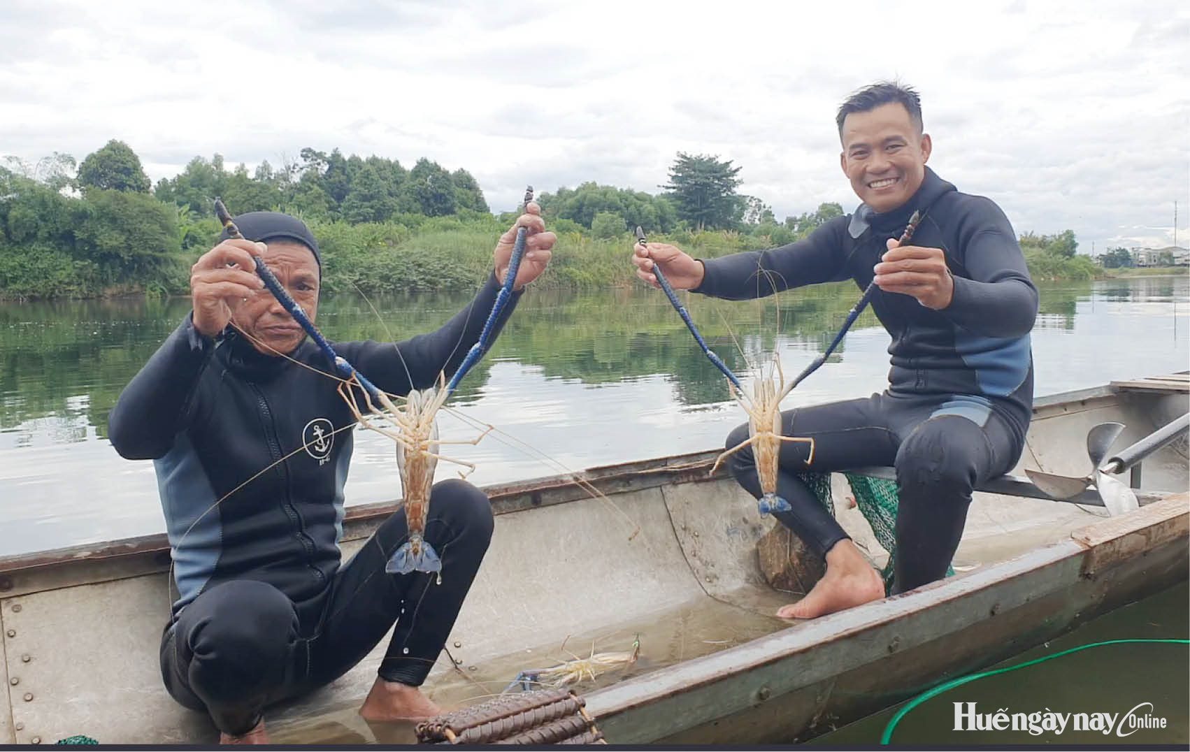Săn tôm càng xanh trên sông Bồ