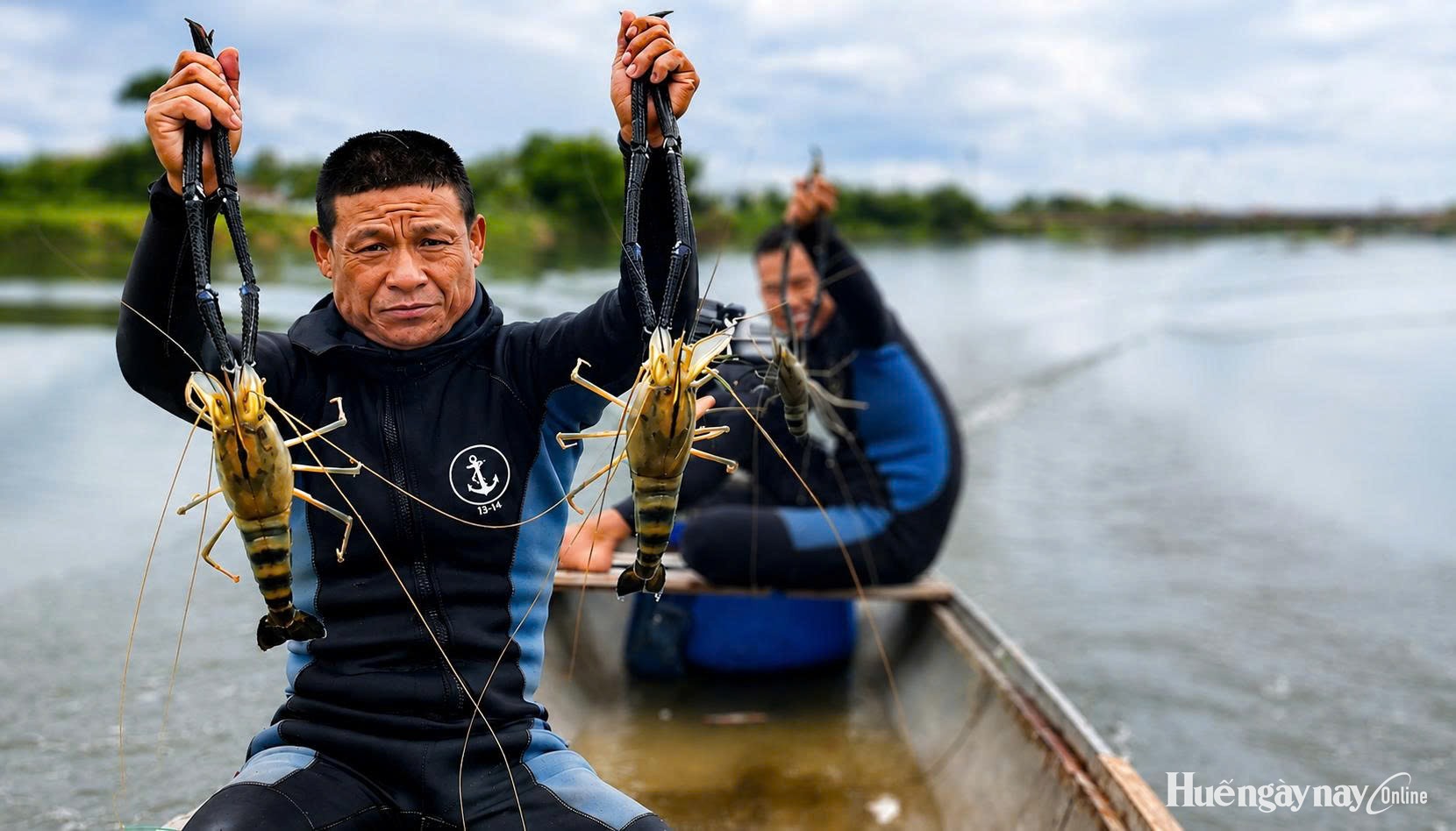 Săn tôm càng xanh “khủng” trên sông Bồ