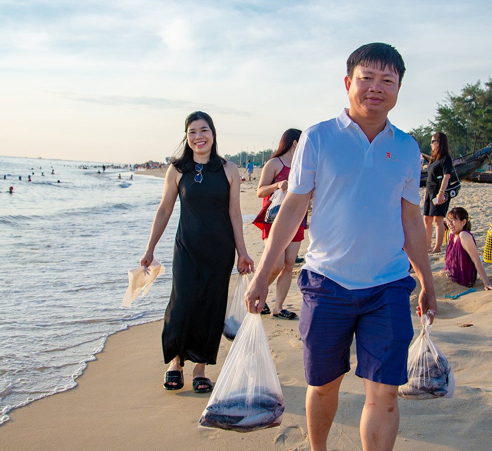 Nhịp sống sớm mai trên biển Thuận An