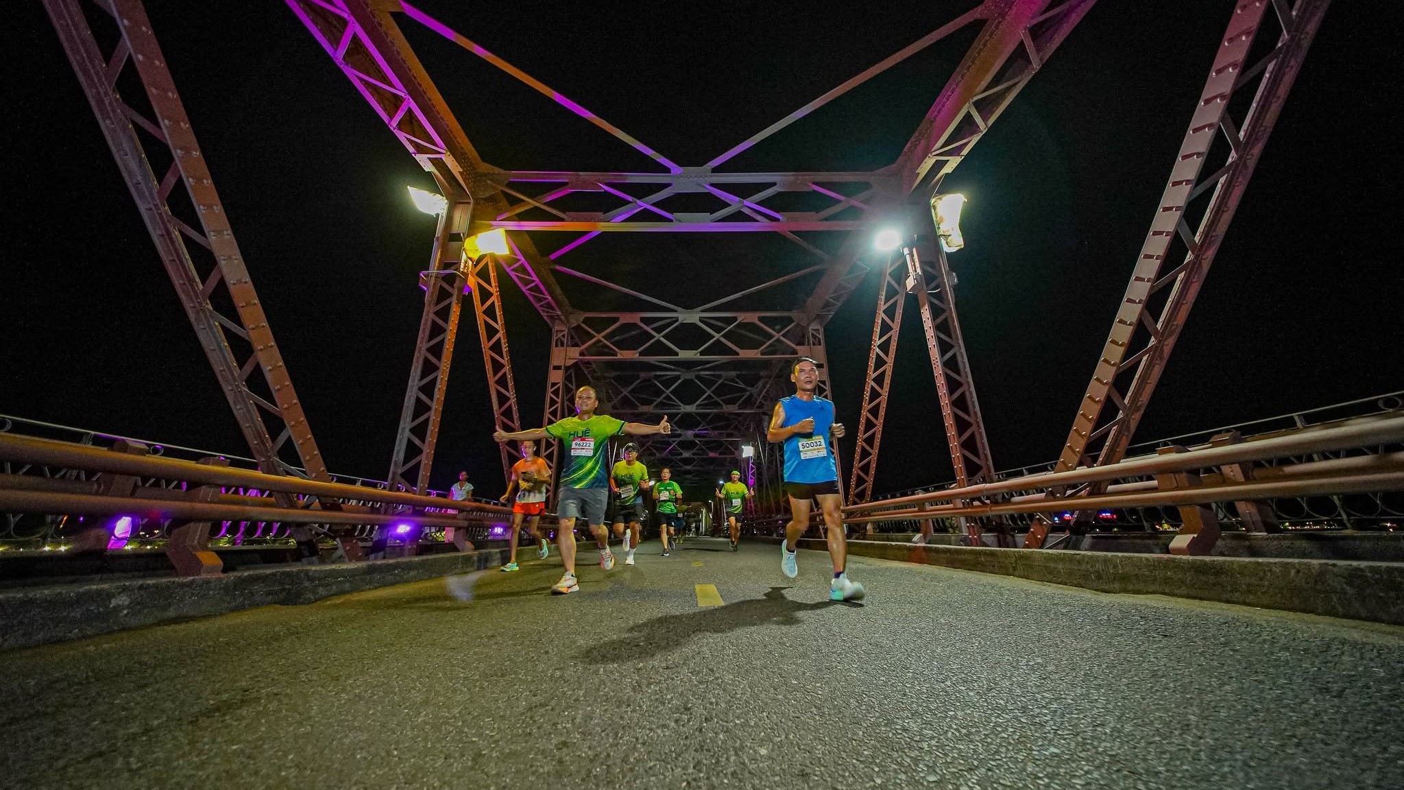 Huế lên đèn, “runner” sải bước