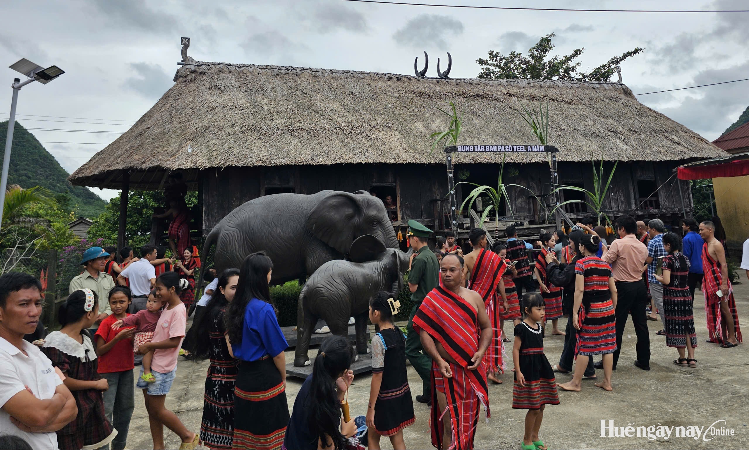 Người Pa Cô vui hội bên ngôi nhà Moong
