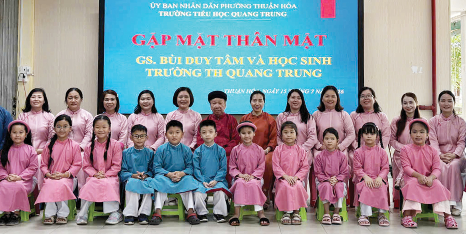 GS TS Bùi Duy Tâm Mặc áo dài là thể hiện lòng tự trọng và niềm tự hào dân tộc