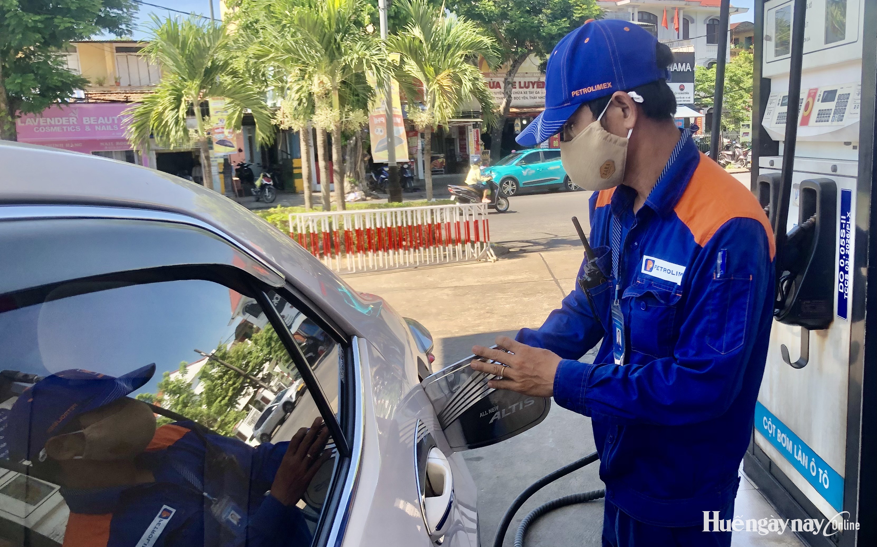 Giá xăng và dầu cùng giảm mạnh
