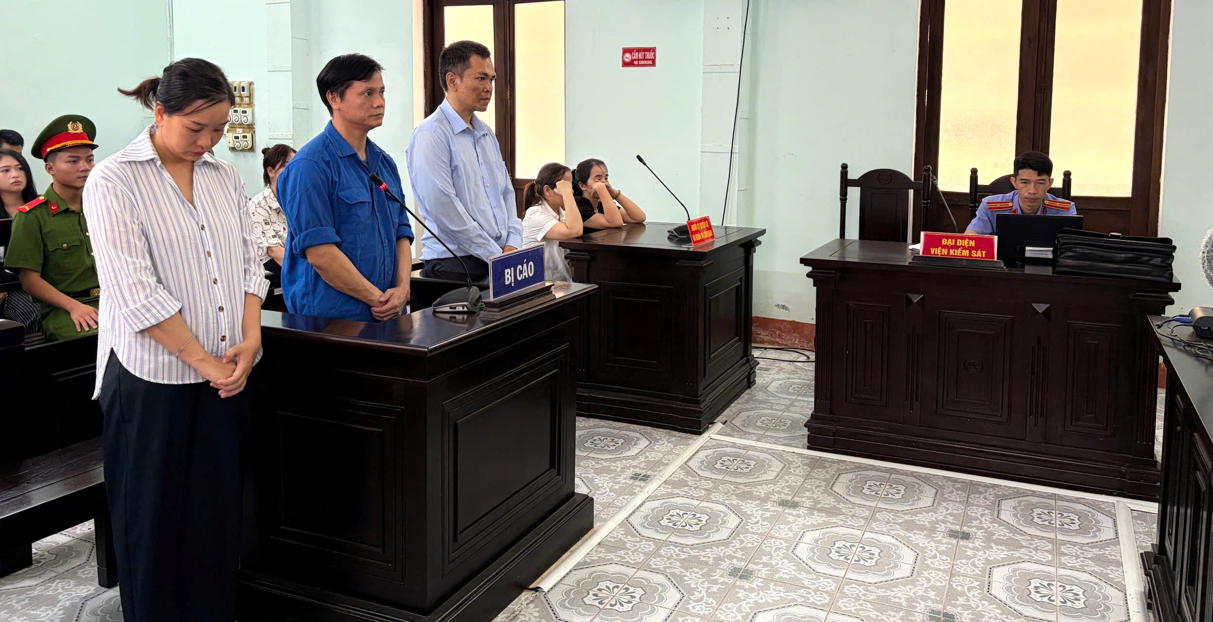 3 cựu cán bộ phường lãnh án tù vì nhận tiền bảo kê vỉa hè