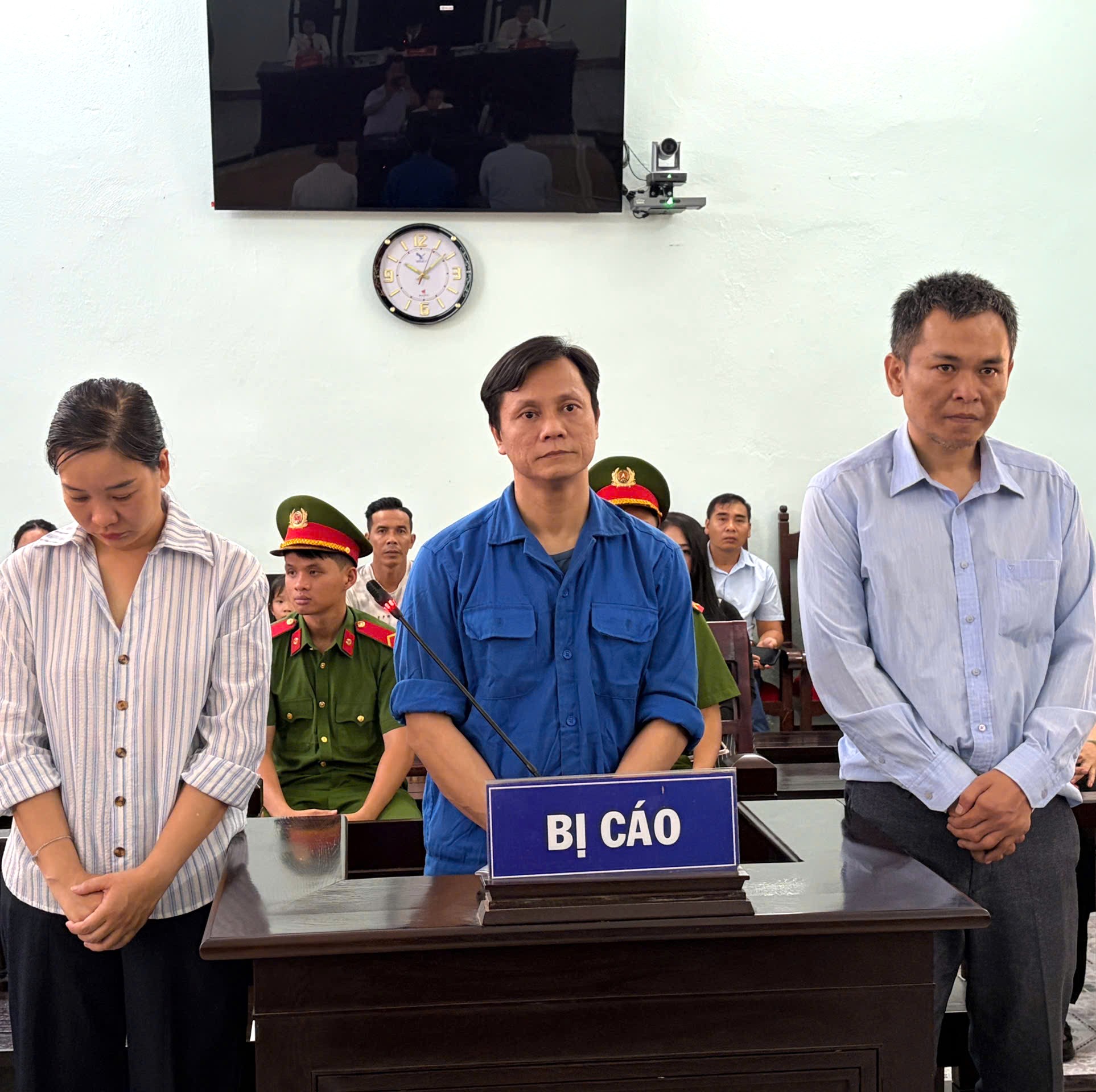 3 cựu cán bộ phường lãnh án tù vì nhận tiền bảo kê vỉa hè