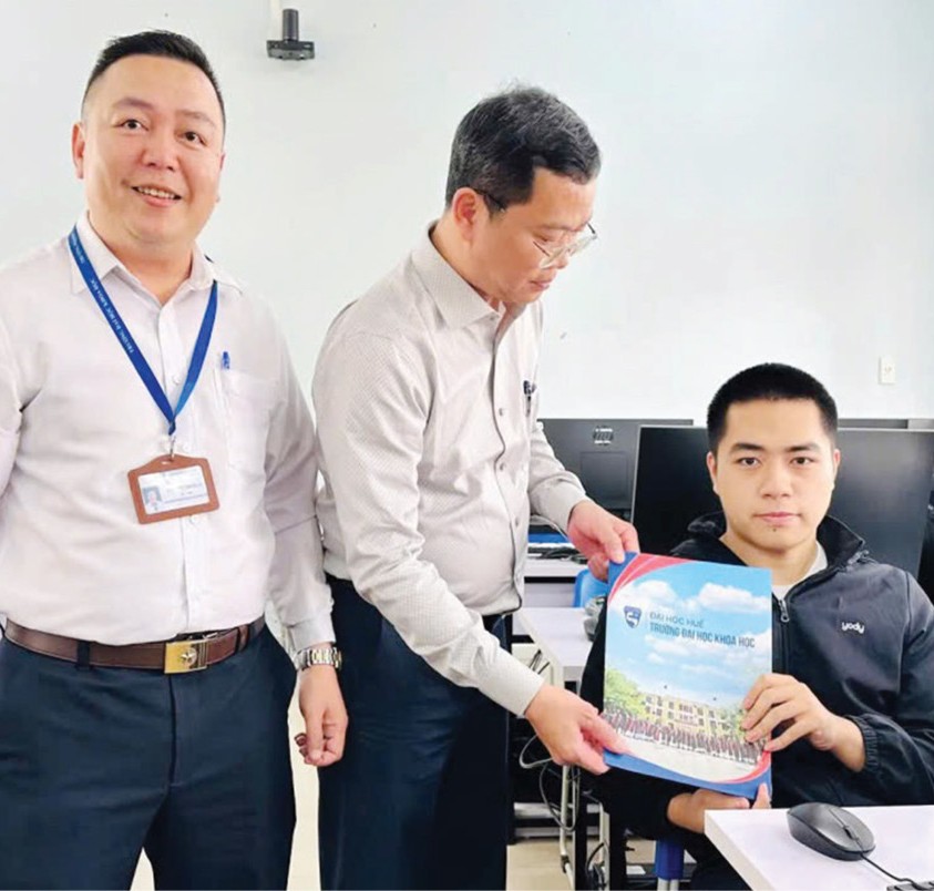 Vượt nghịch cảnh để tới giảng đường