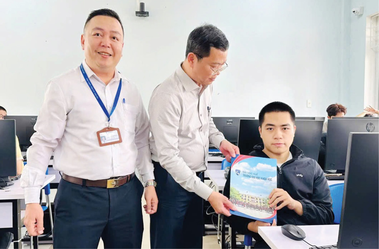 Vượt nghịch cảnh để tới giảng đường
