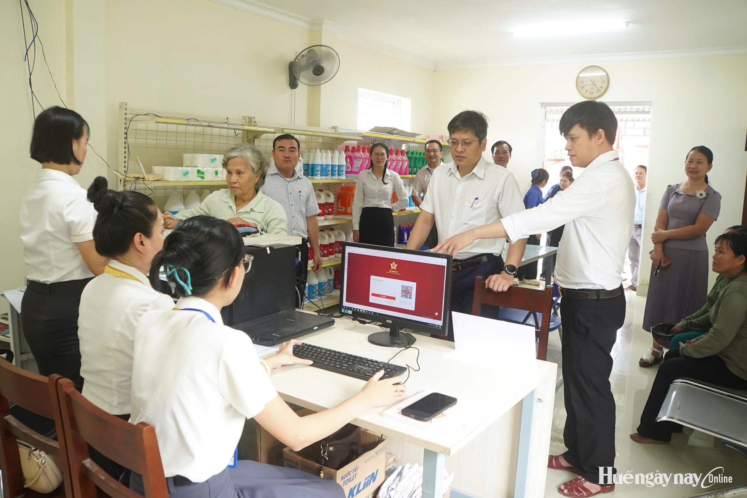 Phú Vang Vận hành 2 “Điểm hỗ trợ xã hội số”