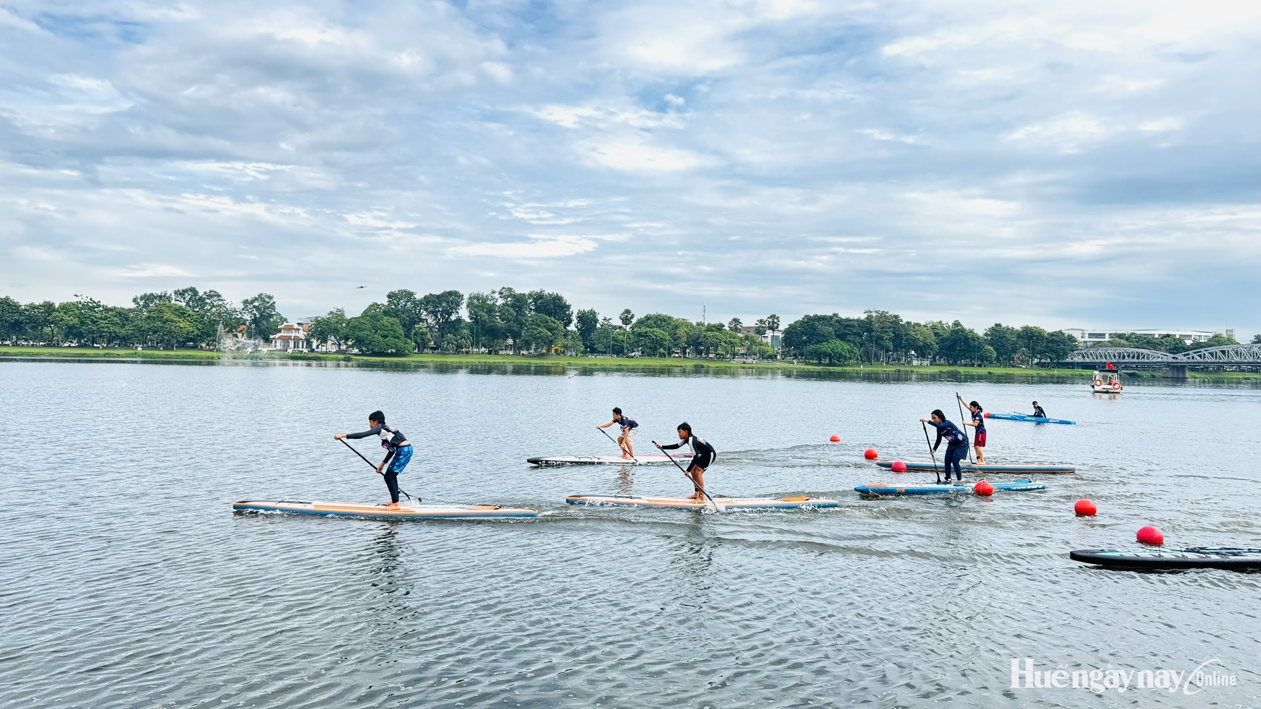 Hue SUP race khuấy động dòng Hương