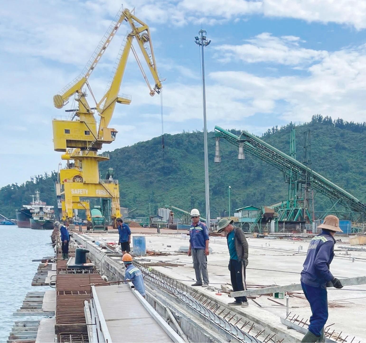 Tăng tốc đưa bến tổng hợp - container cảng Chân Mây về đích