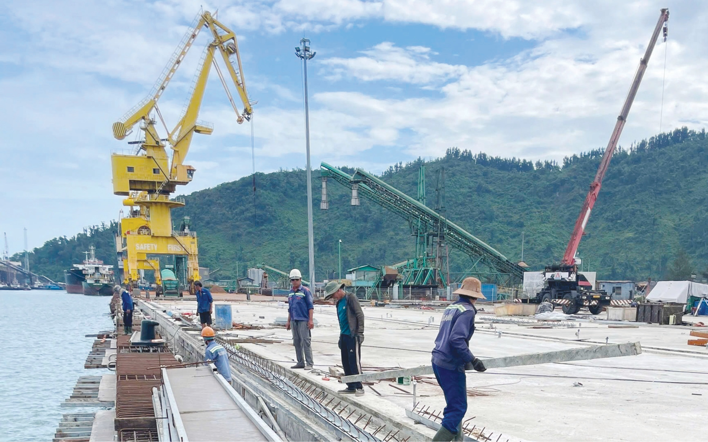 Tăng tốc đưa bến tổng hợp - container cảng Chân Mây về đích