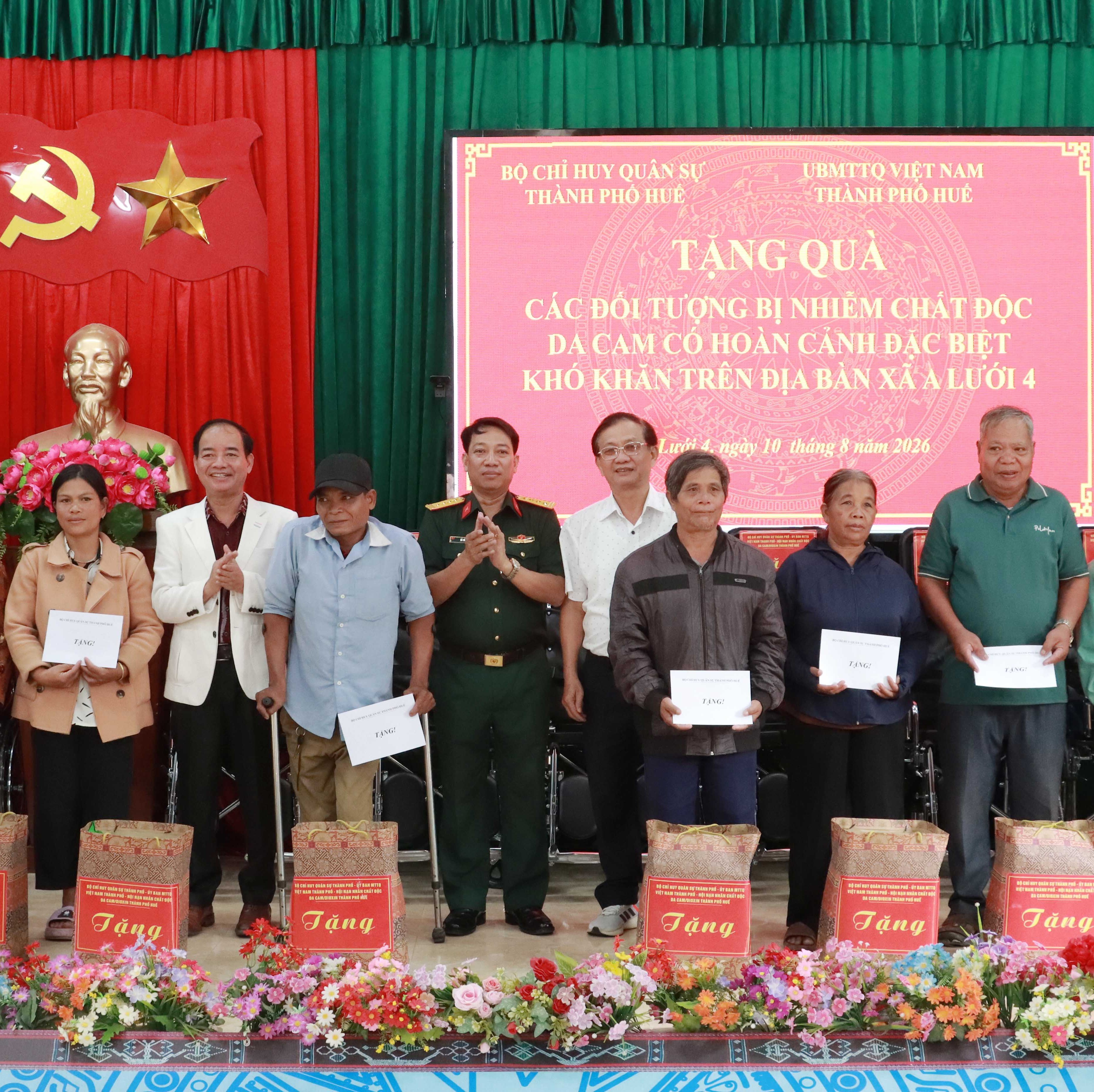 Tặng quà các đối tượng bị nhiễm chất độc da cam ở xã A Lưới 4