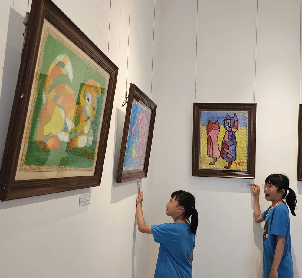 Họa sĩ nhí sáng tạo trên nền chất liệu truyền thống