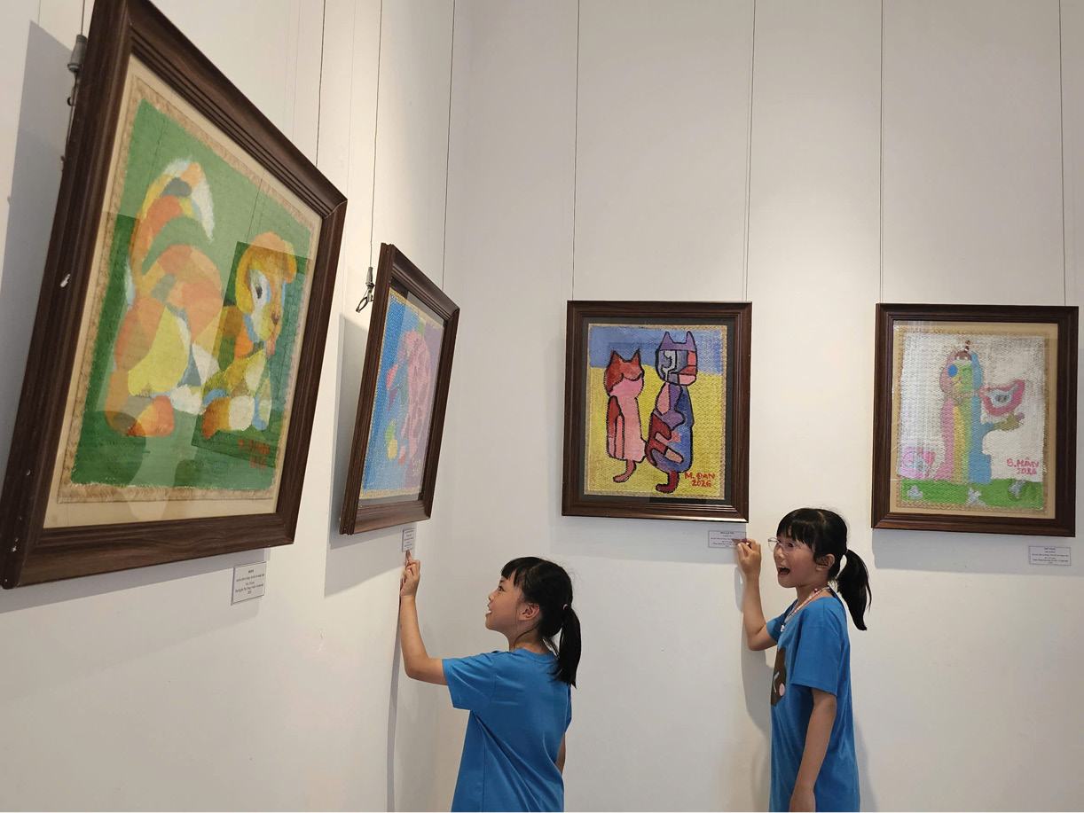 Họa sĩ nhí sáng tạo trên nền chất liệu truyền thống