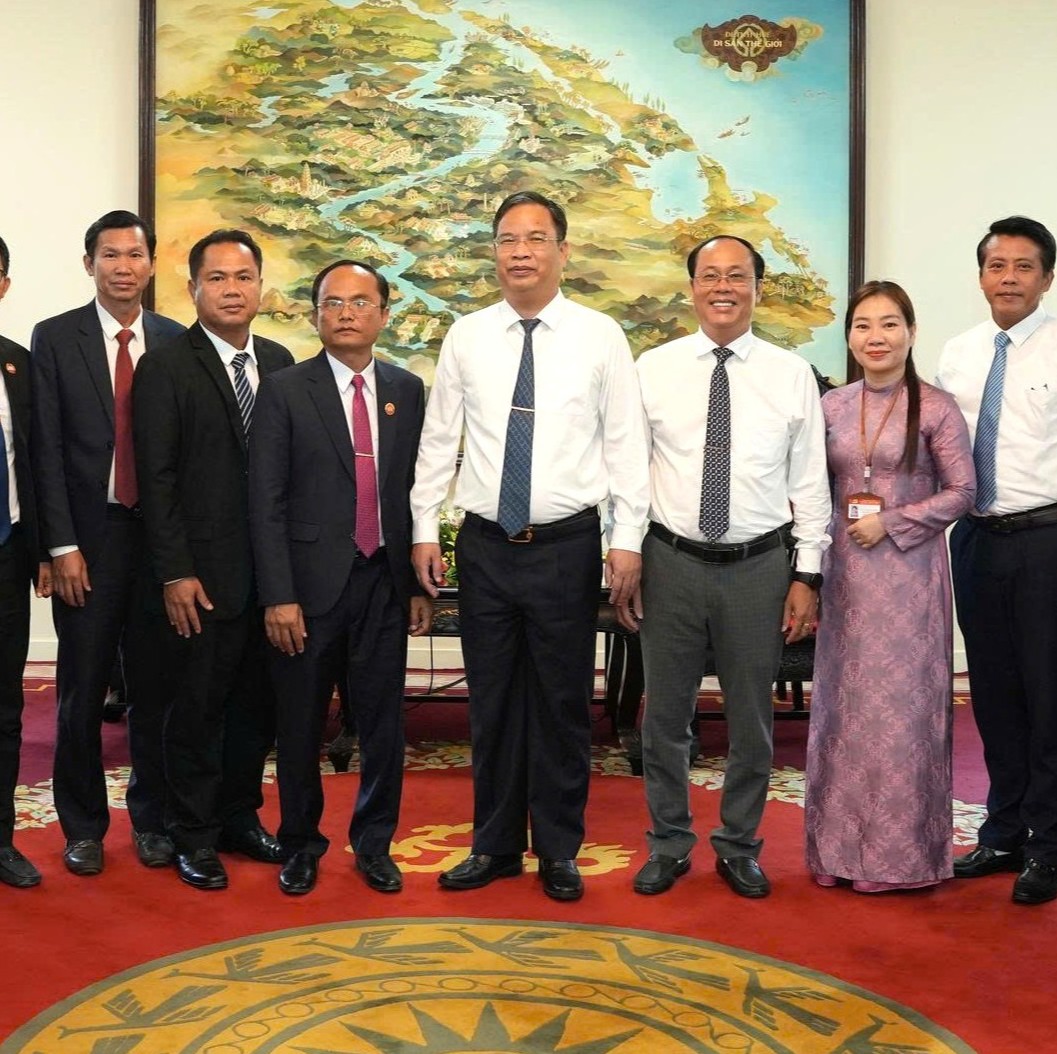 Phó Bí thư Thường trực Thành ủy Phạm Đức Tiến tiếp Đoàn các Trường Chính trị - Hành chính 4 tỉnh của Lào