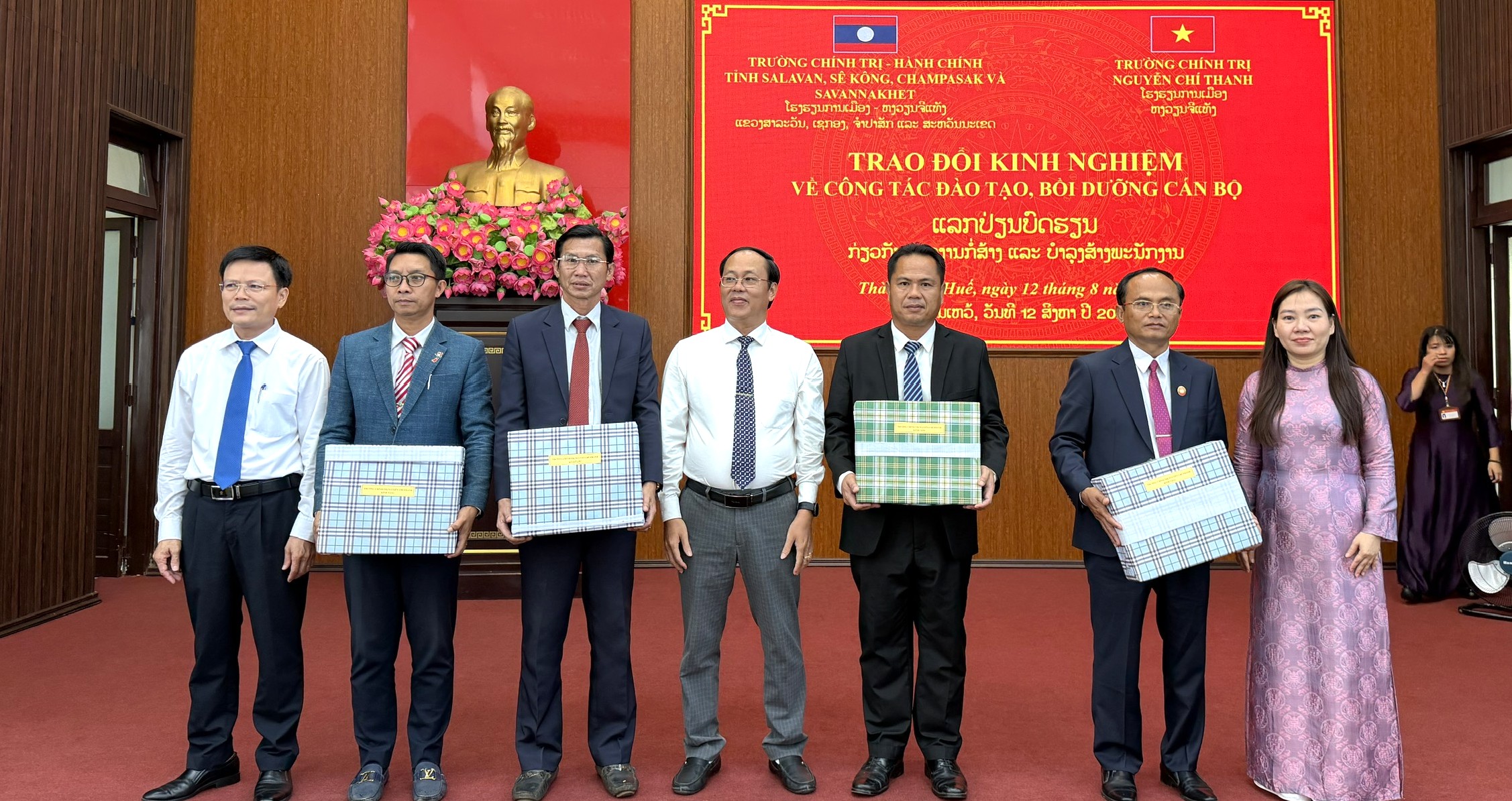 Tăng cường hợp tác đào tạo cán bộ giữa Trường Chính trị Nguyễn Chí Thanh và các tỉnh Nam Trung Lào