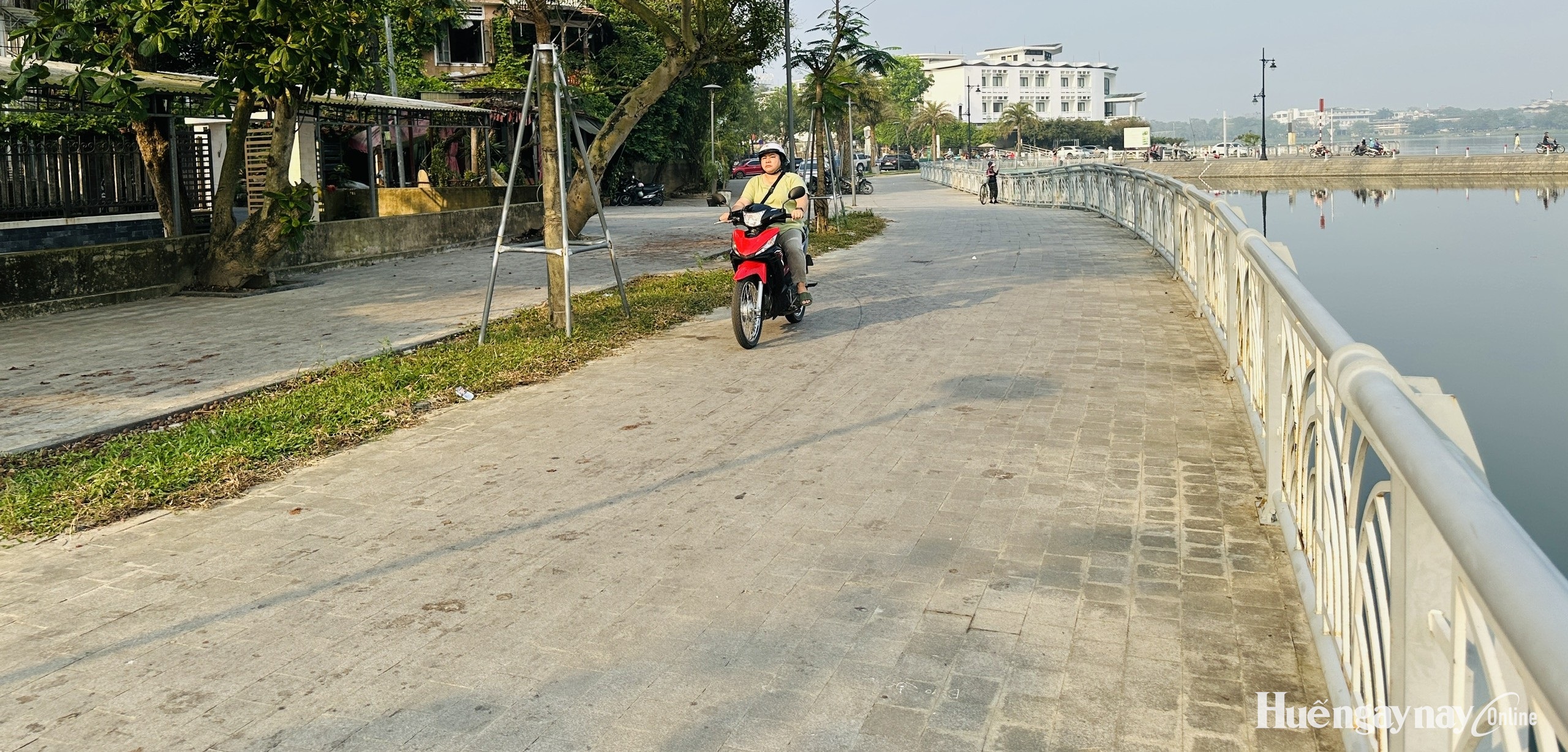 Tăng cường xử lý xe máy đi vào đường đi bộ ven sông Như Ý