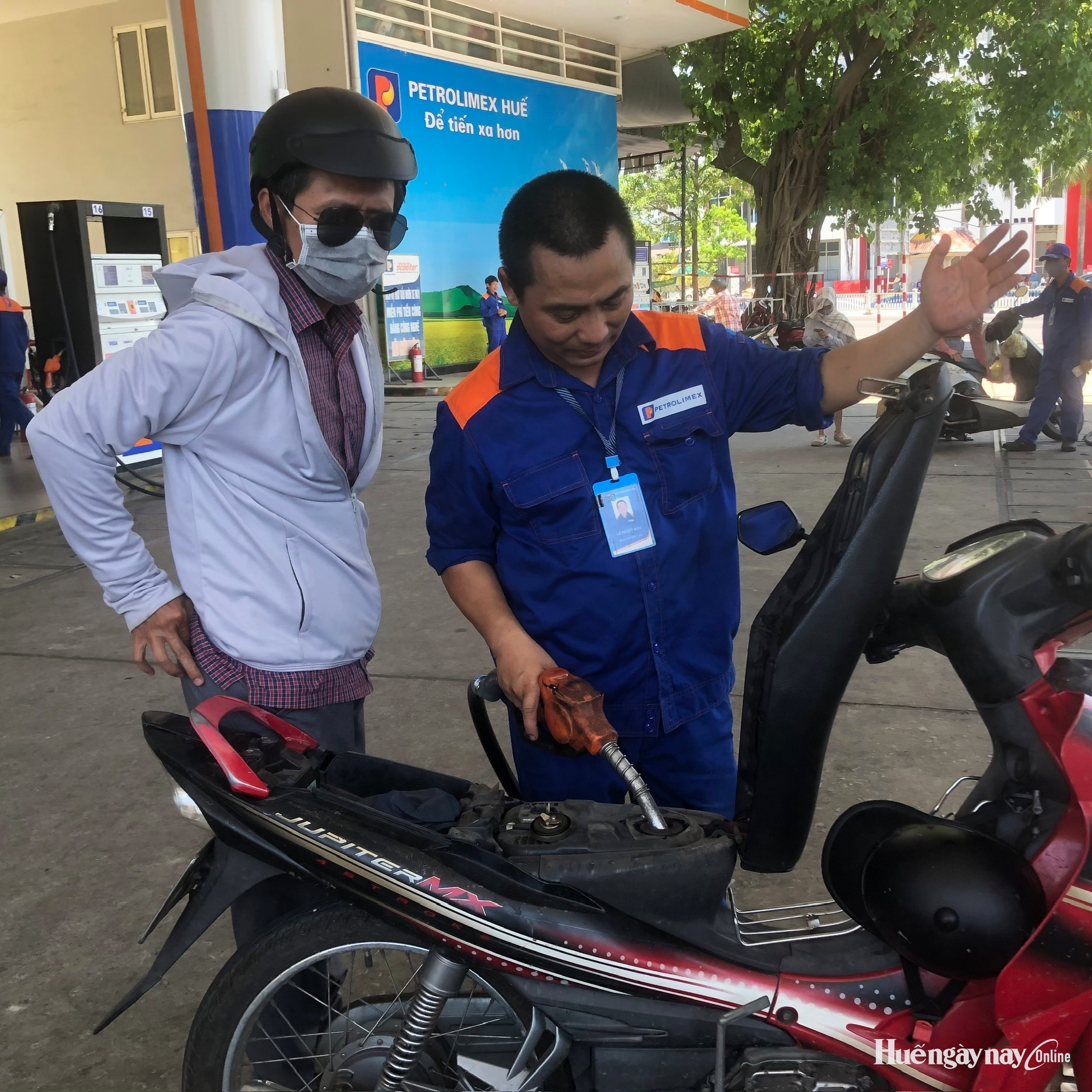 Giá xăng, dầu tiếp tục giảm