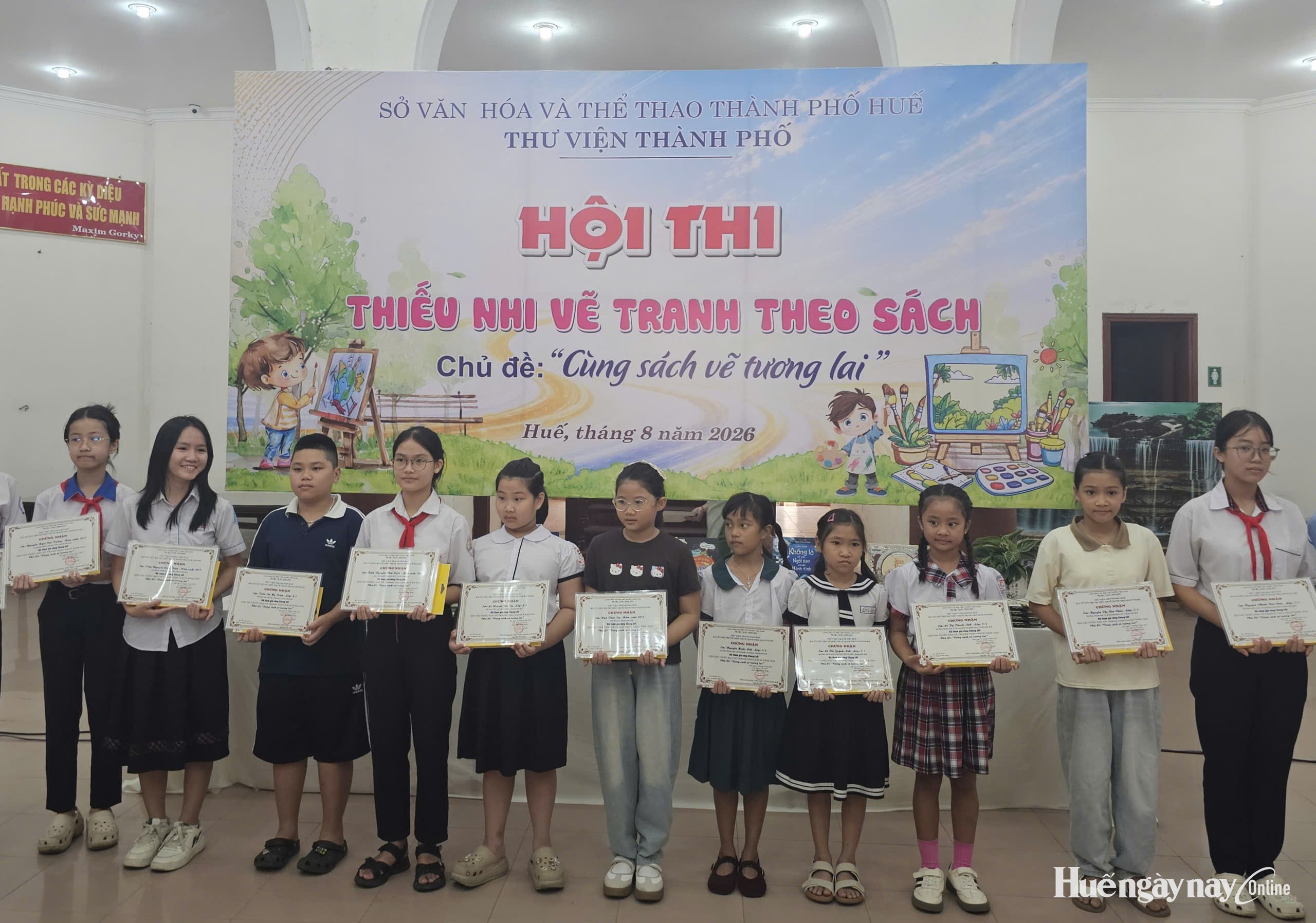 Thiếu nhi “Cùng sách vẽ tương lai”
