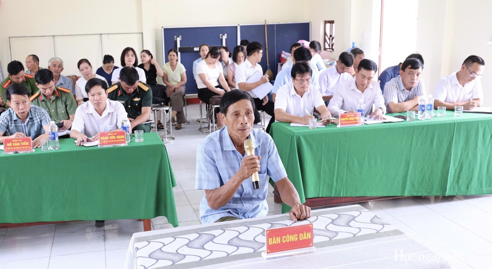 Lãnh đạo phường Phong Phú lắng nghe giải quyết kiến nghị từ cơ sở