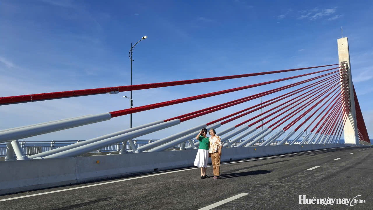 Tên cho cầu vượt cửa biển