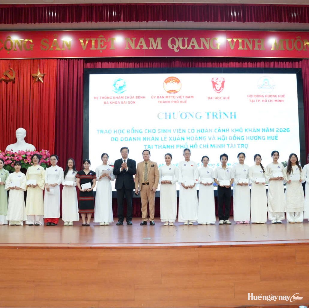 Trao 225 suất học bổng cho sinh viên có hoàn cảnh khó khăn