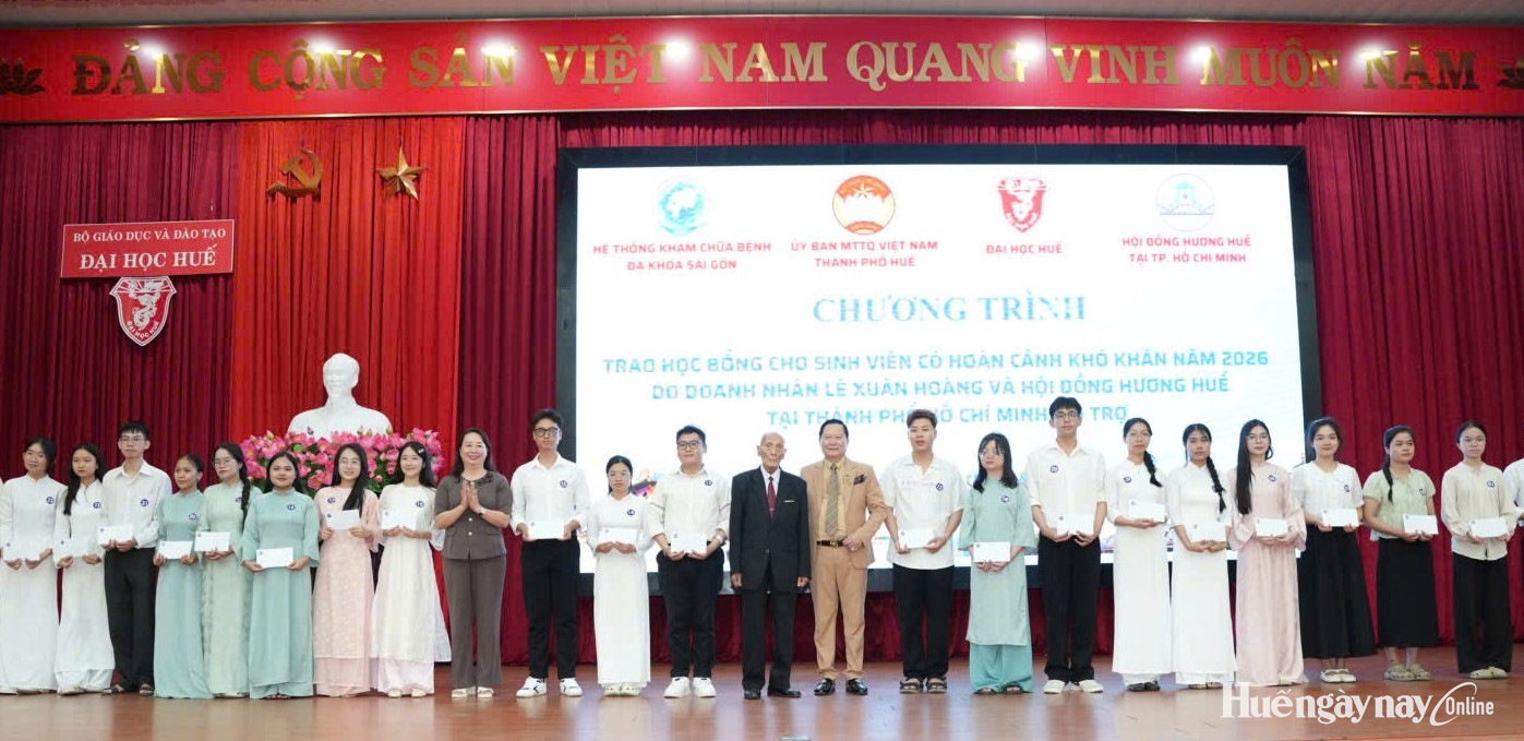 Trao 225 suất học bổng cho sinh viên có hoàn cảnh khó khăn
