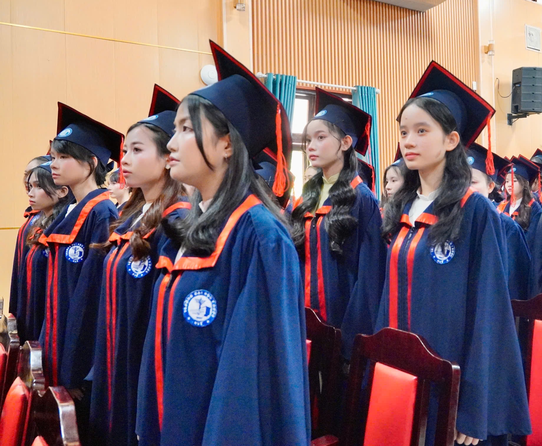 370 sinh viên cao đẳng Trường Đại học Y - Dược, Đại học Huế nhận bằng tốt nghiệp