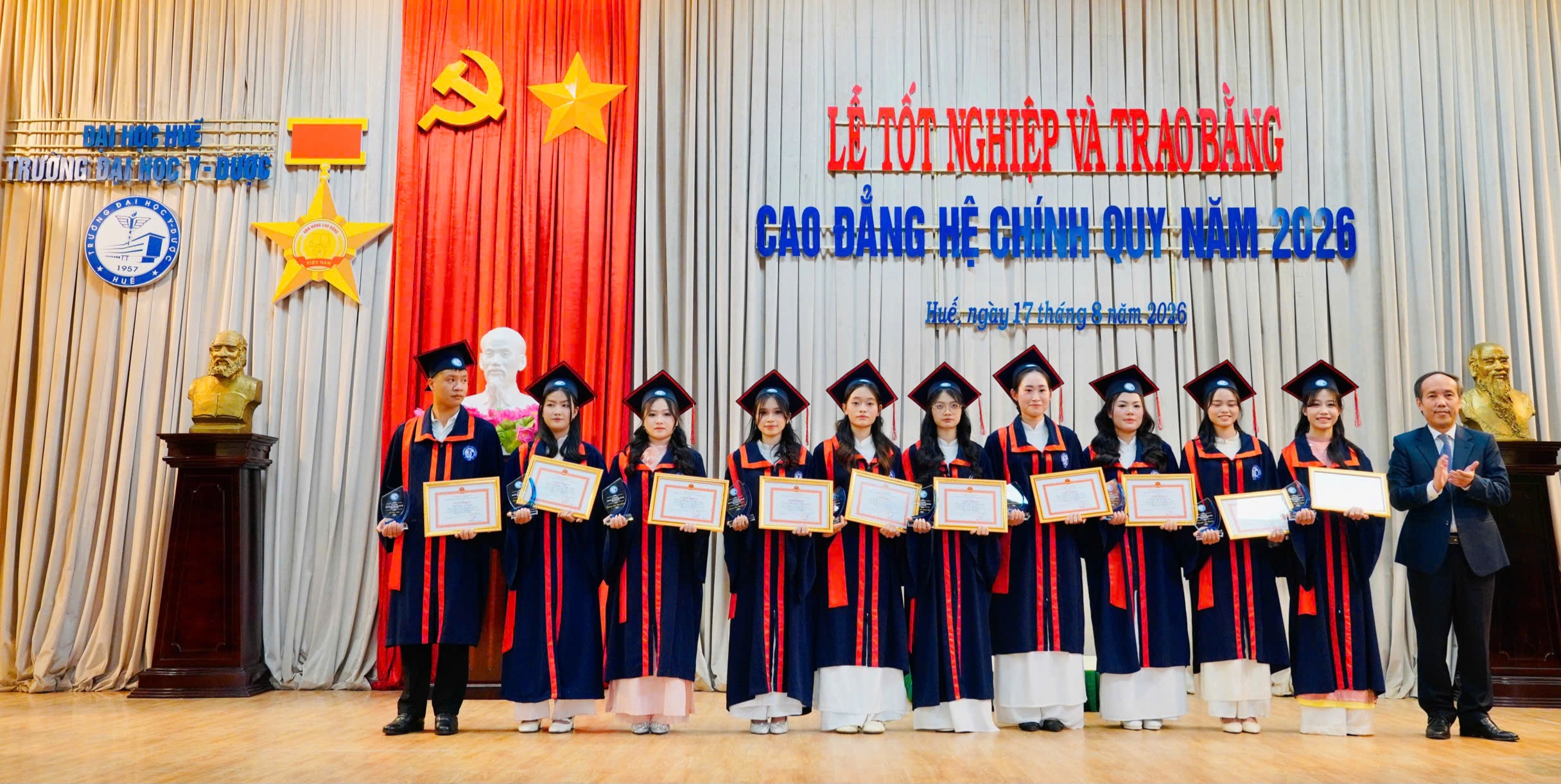370 sinh viên cao đẳng Trường Đại học Y - Dược, Đại học Huế nhận bằng tốt nghiệp