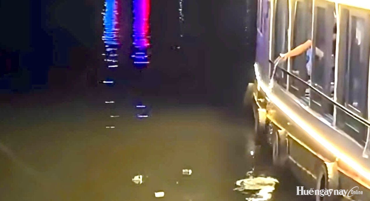 Xác minh, xử lý nghiêm vi phạm với thuyền du lịch vứt rác trên sông Hương