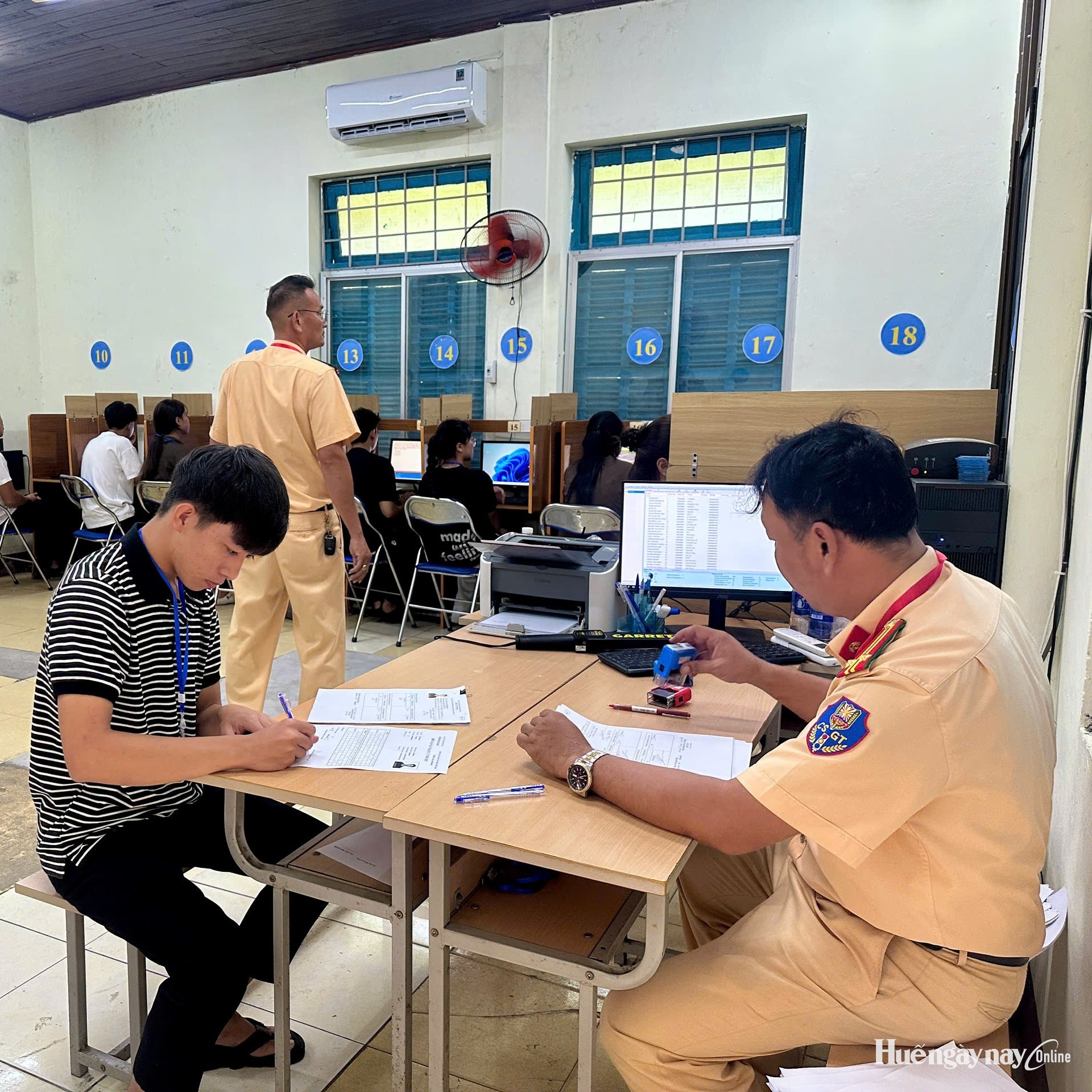 Siết chặt sát hạch, nâng cao ý thức người lái xe