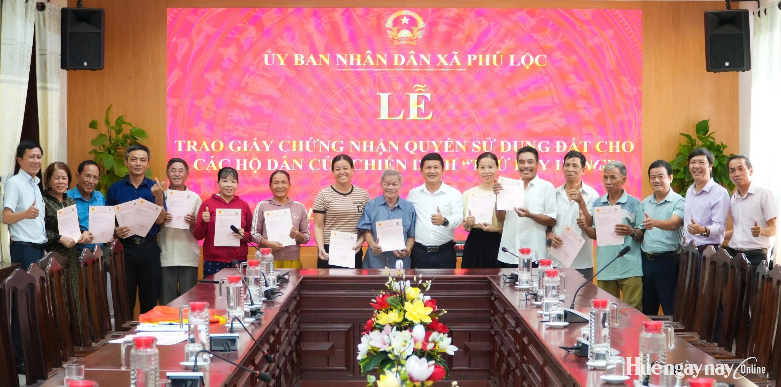 Trao giấy chứng nhận quyền sử dụng đất cho 19 hộ dân từ Chiến dịch “Thứ Bảy hồng”